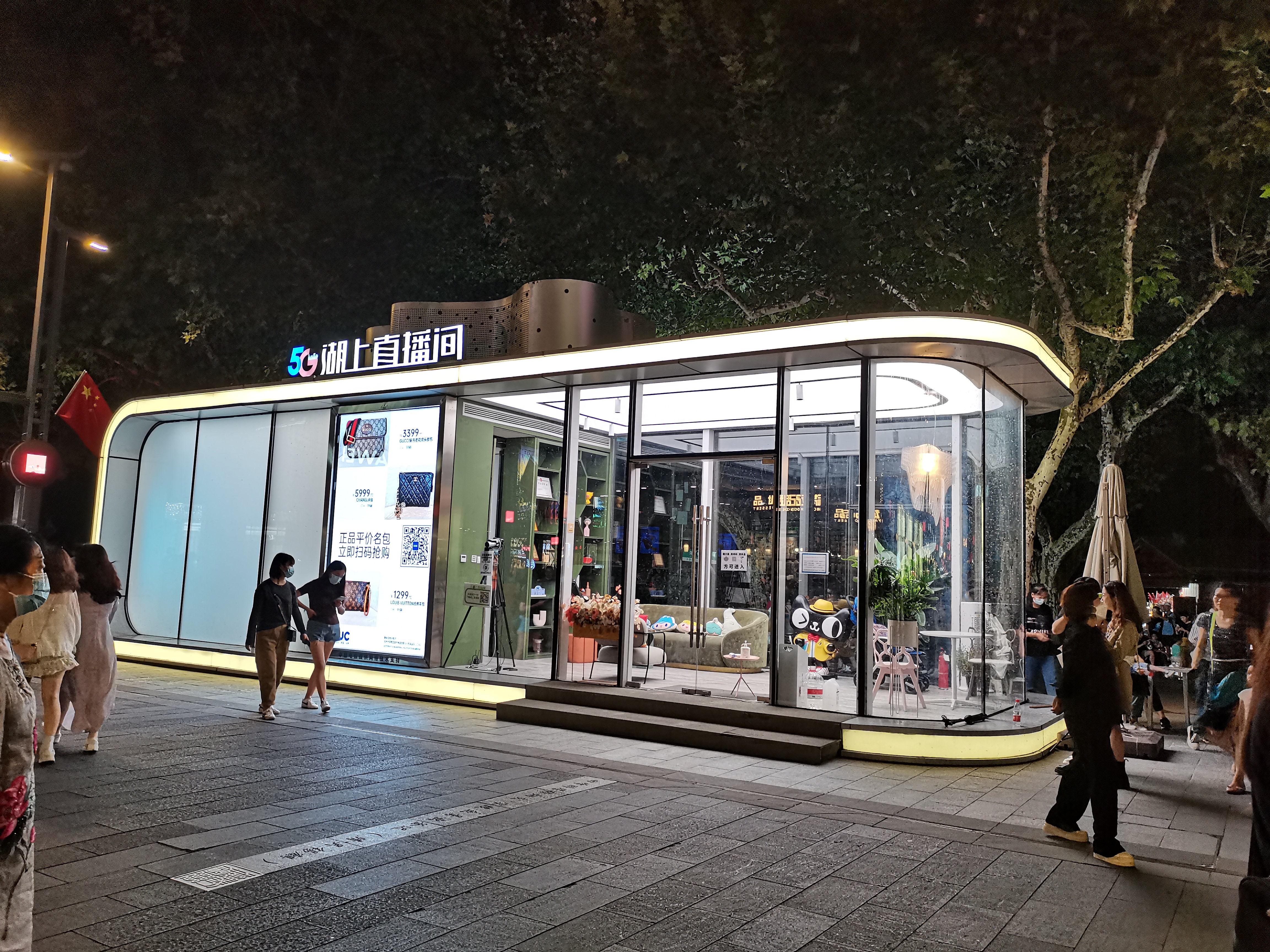 Customized design retail outdoor food kiosk with combo vending machine for foods and drinks