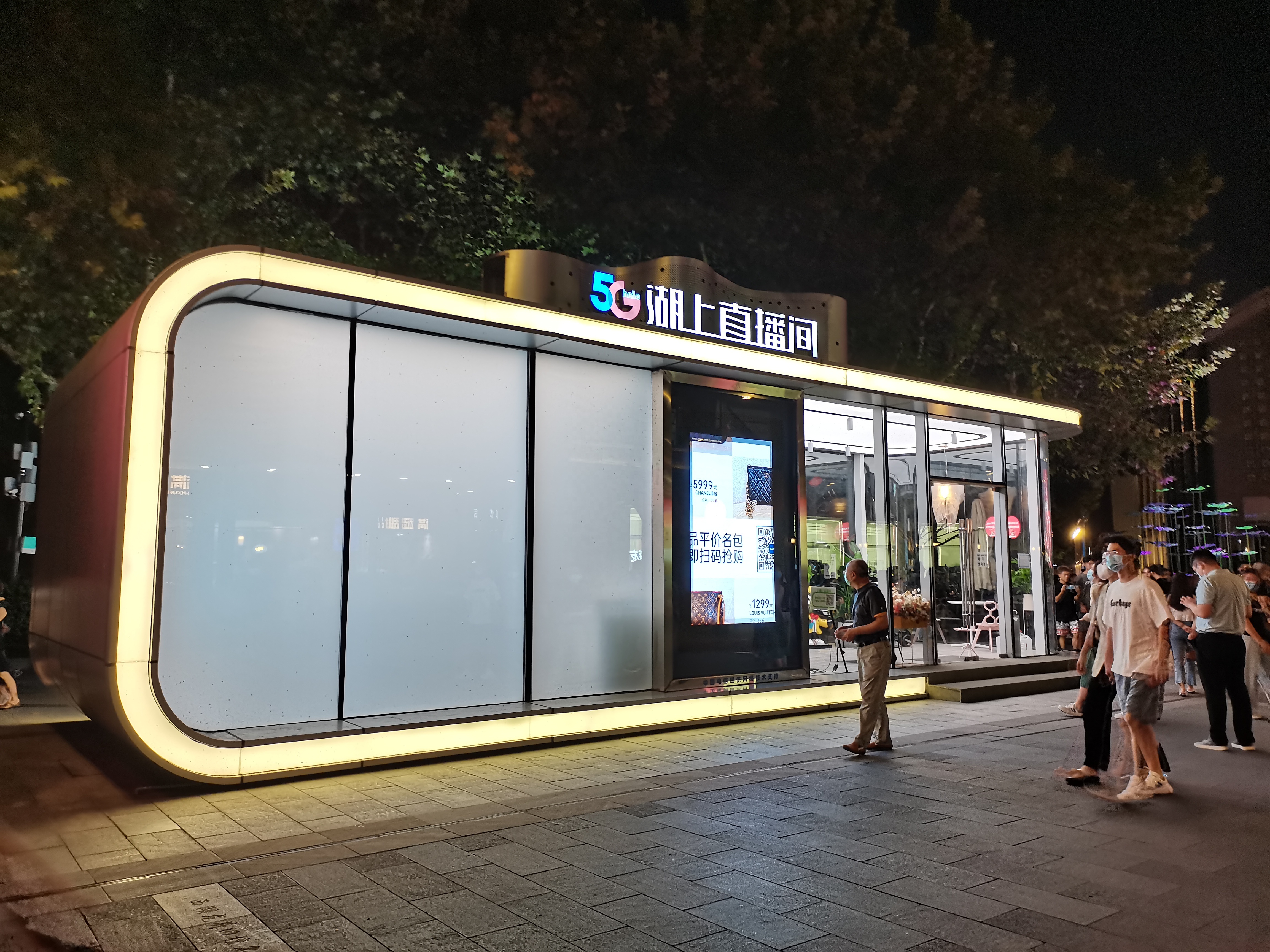 Customized design retail outdoor food kiosk with combo vending machine for foods and drinks